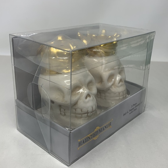 3-piece Haunted Manor Ceramic King & Queen Skull Salt & Pepper Shakers new - Picture 3 of 16